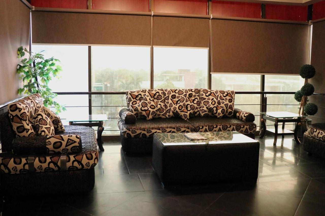 Hilton Suites Lahore Extérieur photo